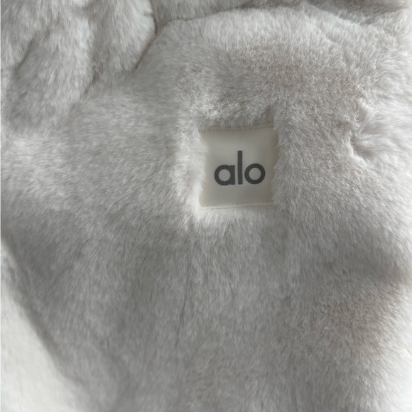 ALO Faux Fur Foxy Jacket size Small - Picture 6 of 6